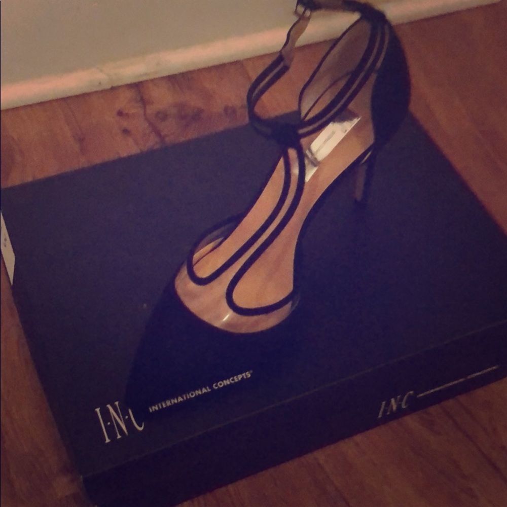 Women’s ankle strap pump